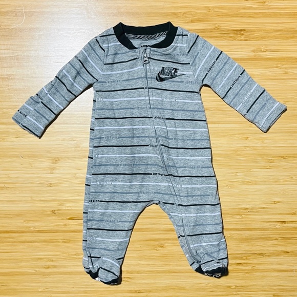 2 Piece Nike Newborn Zipper Footies - Picture 2 of 8